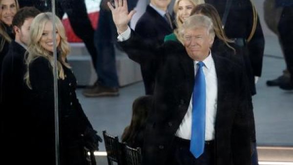 الرئيس الأمريكي المنتخب دونالد ترامب يلوح في واشنطن
