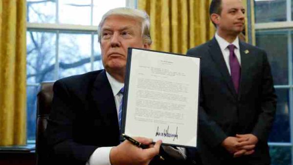 ترامب يوقع مذكرة انسحاب بلاده من اتفاقية نافتا