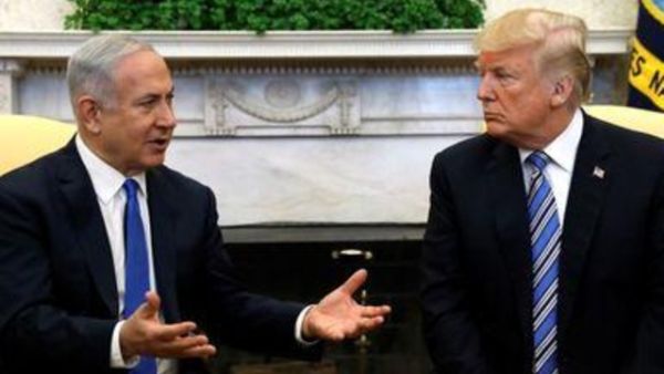 الرئيس الأمريكي دونالد ترامب (إلى اليمين) ورئيس الوزراء الإسرائيلي بنيامين نتنياهو بالبيت الأبيض في واشنطن يوم الخامس من مارس آذار 2018
