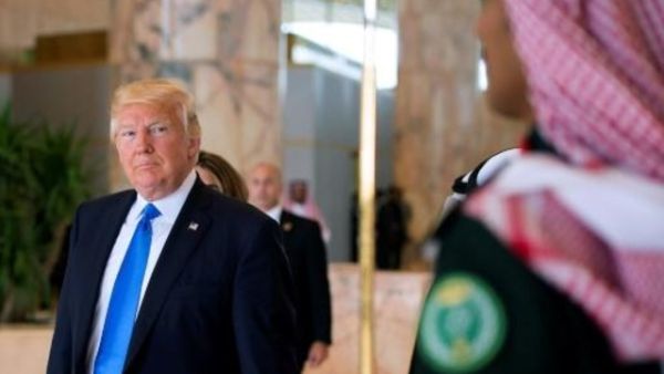 صورة نشرها الديوان الملكي السعودي للرئيس دونالد ترامب في صالون مطار الملك خالد في الرياض،

