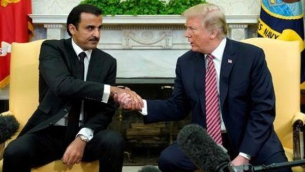 الرئيس الأمريكي دونالد ترامب لدى اجتماعه مع أمير قطر الشيخ تميم بن حمد ال ثاني في البيت الأبيض بواشنطن
