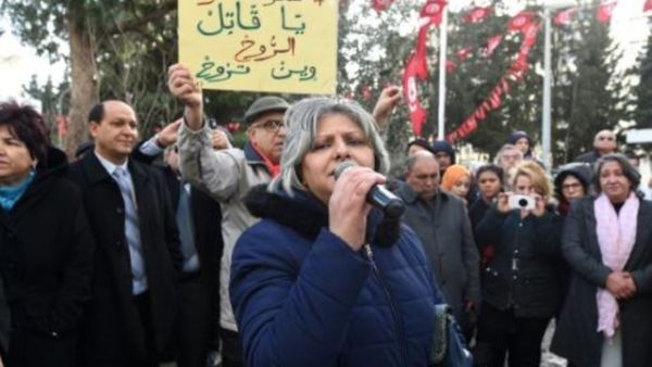 المحامية بسمة خلفاوي ارملة المعارض التونسي شكري بلعيد خلال تظاهرة للمطالبة بكشف "الحقيقة" بشأن اغتياله
