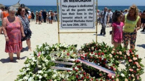 سياح ومواطنون يشاركون في مراسم تكريمية لضحايا الاعتداء على سوسة

