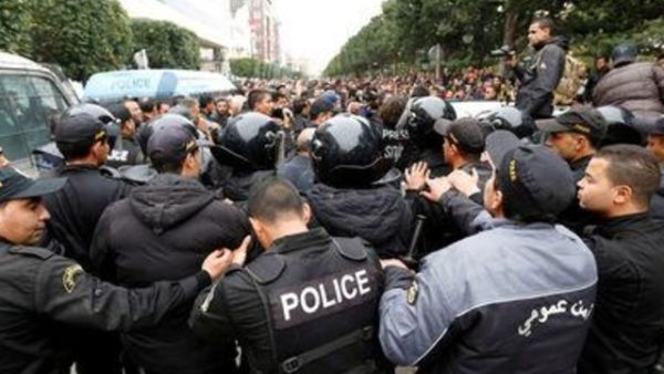 محتجون يشتبكون مع شرطة مكافحة الشغب خلال مظاهرات احتجاجا على ارتفاع الأسعار وزيادة الضرائب في تونس العاصمة

