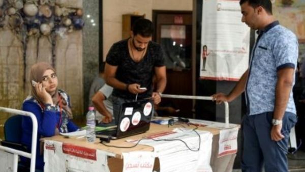 موظفون في الهيئة العليا المستقلة للانتخابات في تونس داخل مركز تجاري في تونس العاصمة لتشجيع المواطنين على تسجيل اسمائهم في اللوائح الانتخابية
