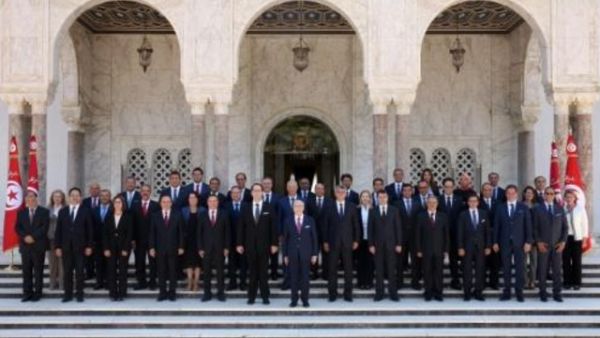 صورة تذكارية للحكومة الجديدة مع الرئيس الباجي قائد السبسي
