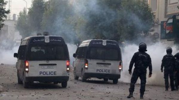 الشرطة تطلق الغاز المسيل للدموع لتفريق متظاهرين في تونس يوم الثلاثاء. تصوير: زبير السويسي

