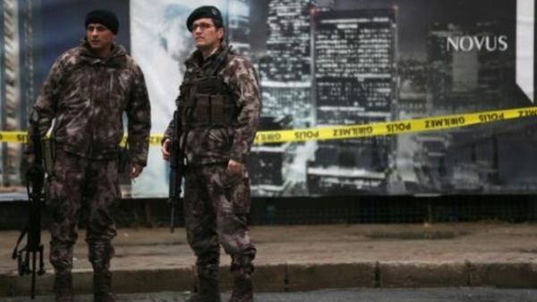 عنصران من القوات الخاصة التركية في موقع الاعتداء في ازمير

