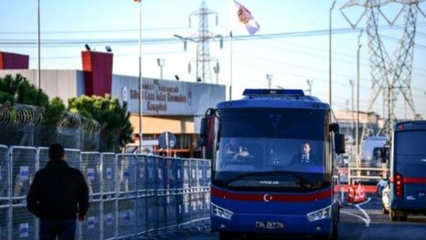 حافلة لنقل المساجين امام مبنى محكمة سيليفري قرب اسطنبول اثناء احدى جلسات الاستماع في محاكمة مشاريبوف
