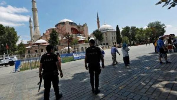 إثنان من شرطة مكافحة الشغب أثناء دورية في اسطنبول
