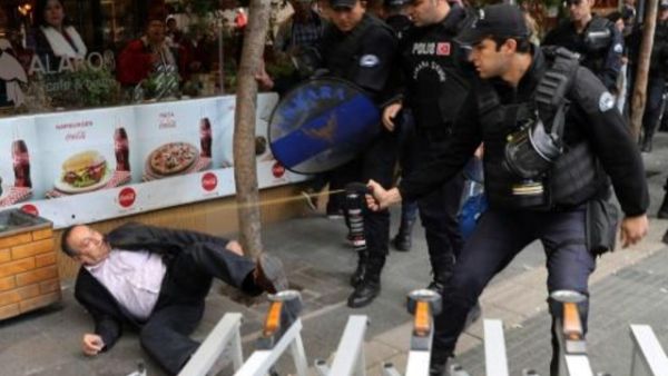 شرطة مكافحة الشغب التركي تستخدم الغاز المسيل للدموع لتفريق متظاهرين يحتجون على توقيف استاذين مضربين عن الطعام

