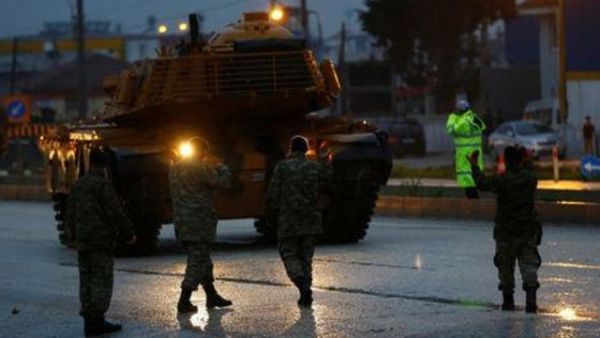 قافلة عسكرية تركية تصل إلى قاعدة عسكرية في ريحانلي بالقرب من الحدود التركية السورية محافظة هاتاي في تركيا
