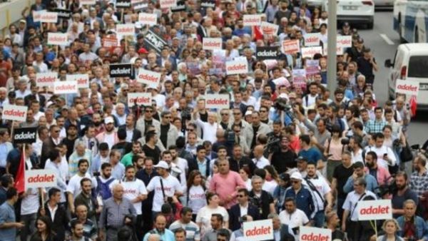 مسيرة للمعارضة التركية باتجاه اسطنبول احتجاجا على سجن نائب

