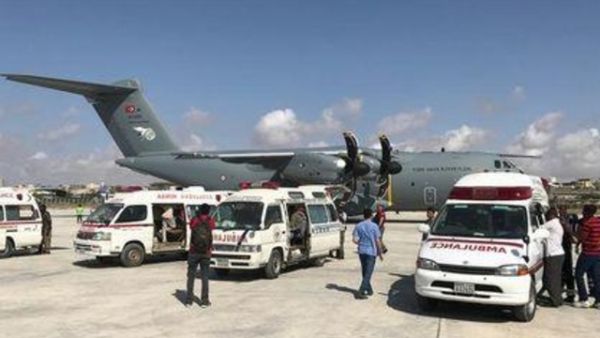طائرة عسكرية تركية لحمل مصابين صوماليين لنقلهم إلى تركيا لتلقي العلاج في مطار بمقديشو

