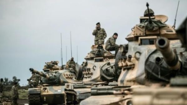 قافلة مدرعات تابعة للقوات التركية قرب الحدود السورية
