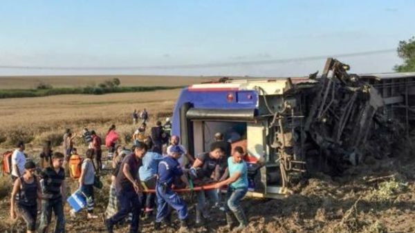 عشرة قتلى و73 جريحا اثر خروج قطار عن سكته في تركيا