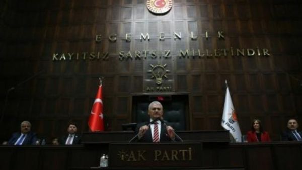 رئيس الوزراء التركي بن علي يلديريم خلال مؤتمر لحزب العدالة والتنمية في انقرة

