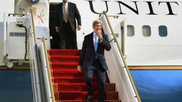وزير الخارجية الامريكي جون كيري لدى وصوله إلى الامارات يوم الثلاثاء
