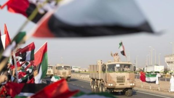 اماراتيون يرحبون بقافلة عسكريةاماراتية عائدة من اليمن

