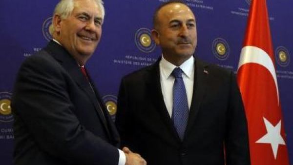 وزير الخارجية التركي مولود تشاووش أوغلو (الى اليمين) ونظيره الأمريكي ريكس تيلرسون في أنقرة

