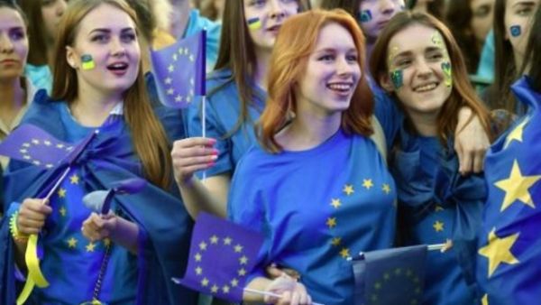 حفل موسيقي في ساحة في كييف احتفالا بالبدء بدخول الاتحاد الاوروبي دون تأشيرات
