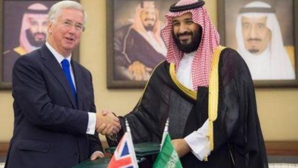 وزير الدفاع البريطاني مايكل فالون (يسارا) وولي العهد السعودي الأمير محمد بن سلمان خلال توقيع اتفافية للتعاون العسكري في جدة يوم الثلاثاء
