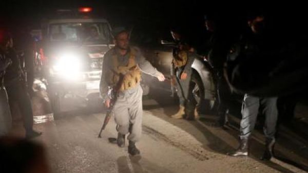 الشرطة الأفغانية بموقع هجوم استهدف الجامعة الأمريكية في كابول يوم الأربعاء
