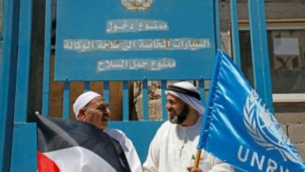 فلسطينيون يحتجون على وقف التمويل الأميركي للأونروا أمام مقر الوكالة في الخليل في الضفة الغربية المحتلة
