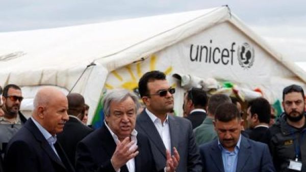 الأمين العام للأمم المتحدة أنطونيو جوتيريش (الثاني من اليمين) أثناء زيارة لمخيم حسن شام خارج الموصل
