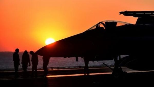 مقاتلة اميركية على متن حاملة الطائرات ايزنهاور في شرق المتوسط

