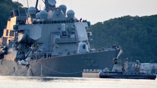 المدمرة الأمريكية فيتزجيرالد بعد تصادمها مع سفينة حاويات في يوكوسوكا باليابان
