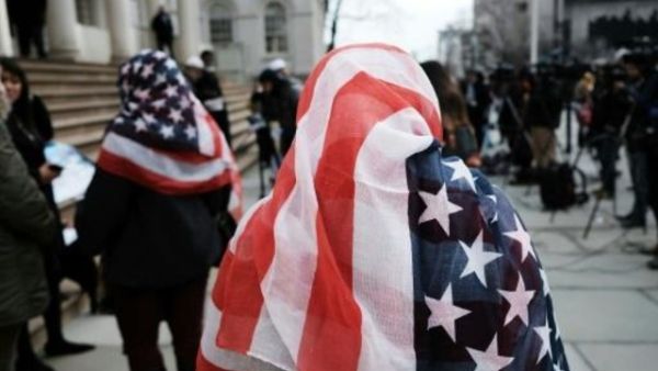 امرأتان تضعن حجابا بالعلم الأميركي في سيتي هول في مناسبة يوم الحجاب العالمي
