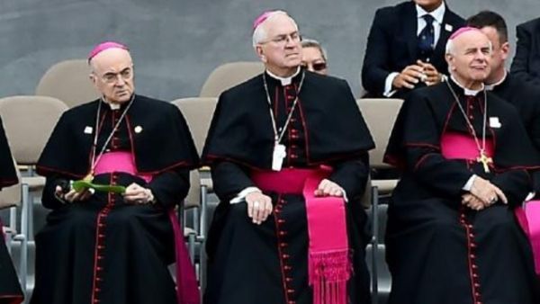 الاسقف الأميركي كارلو ماريا فيغانو (يسار) سفير الفاتيكان السابق في واشنطن

