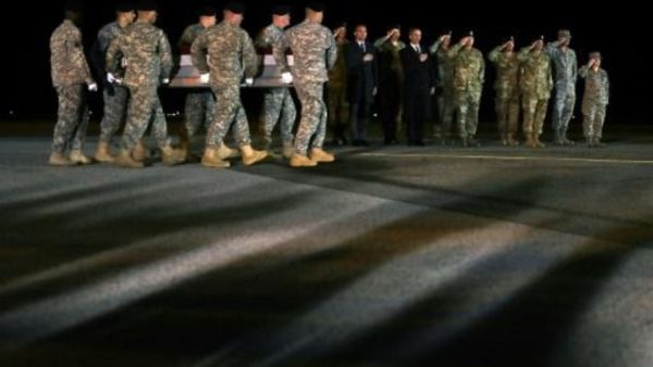 وصول جثامين ثلاثة جنود من القوات الخاصة الاميركية قتلوا في 04 تشرين الثاني/نوفمبر 2016 برصاص جندي اردني عند مدخل قاعدة عسكرية بجنوب عمان، الى قاعدة دوفر الجوية في الولايات المتحدة في 07 تشرين الثاني/نوفمبر 2016

