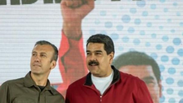 نائب الرئيس الفنزويلي طارق العيسمي (يسار) في كراكاس
