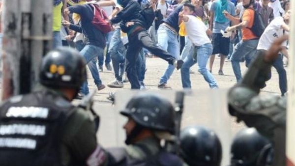 مواجهات بين نشطاء معارضين وقوات الامن خلال تظاهرة في سان كريستوبال

