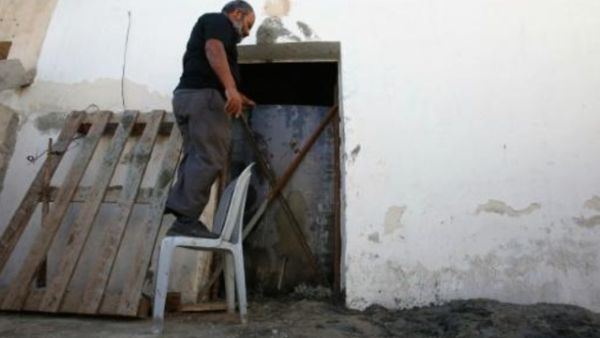 صورة التقطت في 10 تشرين الثاني/نوفمبر 2016 لوالد يوسف زين المتهم بالمشاركة في هجوم في تل ابيب بعد سد منافذ منزله في يطا جنوب الخليل

