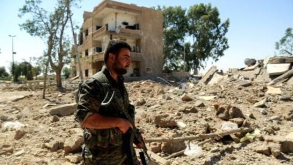 مقاتل من المجلس العسكري السرياني، الاقلية المتحالفة مع قوات سوريا الديموقراطية، في المعركة ضد الجهاديين في ضواحي غرب الرقة
