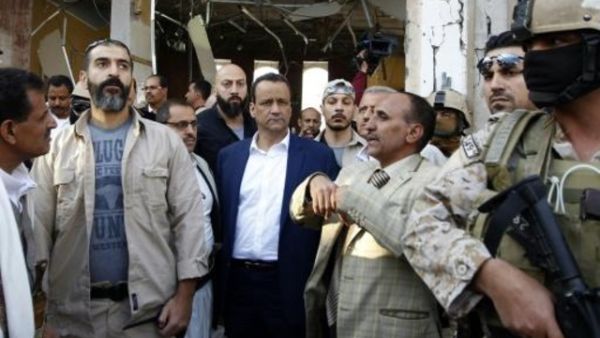 مبعوث الامم المتحدة اسماعيل ولد الشيخ احمد (وسط) يتفقد موقع غارة استهدفت قاعة عزاء في صنعاء

