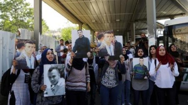 نساء فلسطينيات يشاركن في مظاهرة دعما للسجناء الفلسطينيين في السجون الاسرائيلية 
