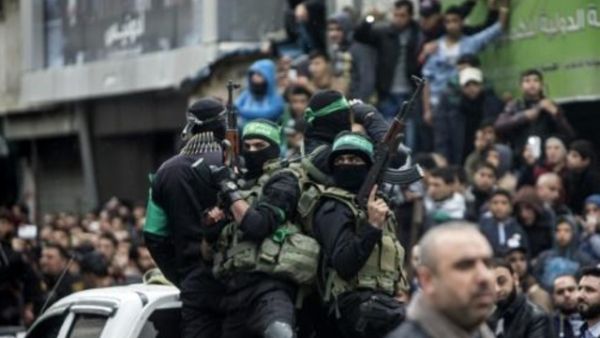 عناصر من القسام يستعرضون خلال مهرجان الذكرى ال29 لانطلاقة حماس

