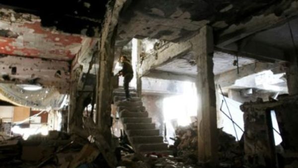 مبنى مدمر في مخيم اليرموك للاجئين الفلسطينيين في دمشق
