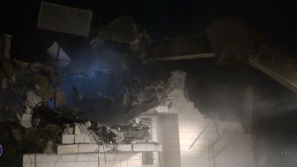 جرافة اسرائيلية تهدم منزلا لاحد منفذي العملية