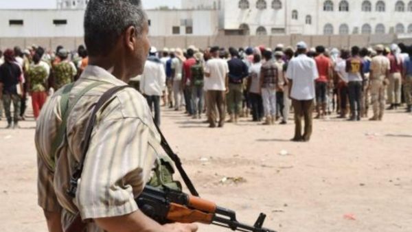 يمنيون موالون للرئيس عبد ربه منصور هادي يشاركون في تدريبات عسكرية في عدن
