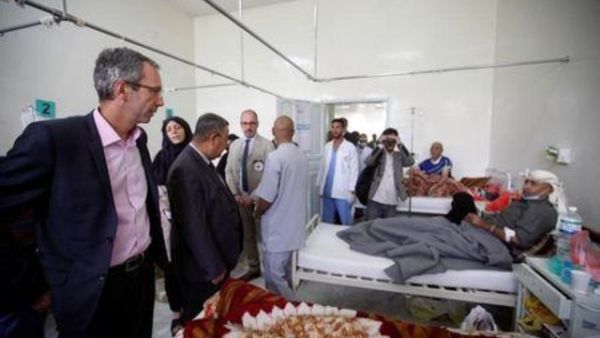 دومينيك ستيلهارت مدير العمليات في اللجنة الدولية للصليب الأحمر يزور مرضى في مستشفى في صنعاء
