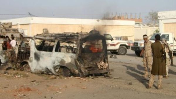 سيارة تشتعل اثر تفجير انتحاري في الحوطة بمحافظة لحج
