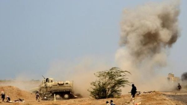 انفجار لغم في المخا فيما تقوم قوات موالية للحكومة بدورية في المخا على الساحل الغربي لليمن

