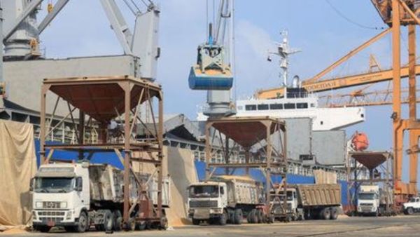 سفينة تفرغ حمولة من القمح في ميناء الحديدة على البحر الأحمر باليمن
