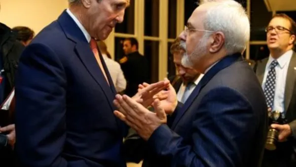 وزير الخارجية الإيراني محمد جواد ظريف (يمين) خلال محادثات مع وزير الخارجية الأميركي السابق جون كيري
