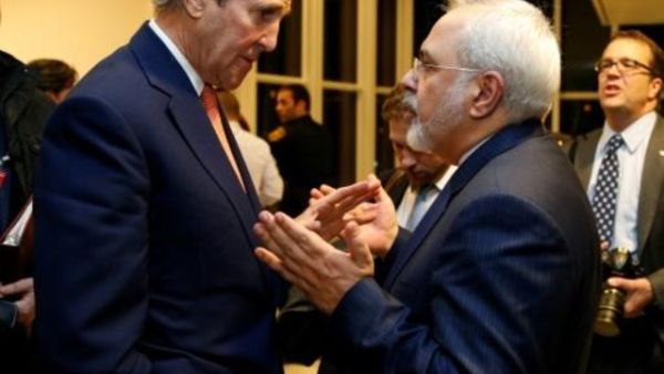 وزير الخارجية الإيراني محمد جواد ظريف (يمين) خلال محادثات مع وزير الخارجية الأميركي السابق جون كيري
